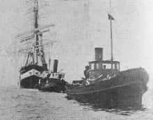 Буксирные катера вводят «Товарищ» в одесский порт. Фото в газете «Шквал». 20 октября 1928 г.