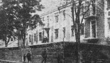 Новый дом рабочих Джутовой фабрики по ул. Островидова, 101. Строился с мая по ноябрь. будет заселен в декабре. Фото в газете «Шквал», 24 ноября 1928 г.