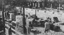 Строительство трехэтажного дома для рабочих Джутовой фабрики на Тираспольской улице № 3. Начато в сентябре, идет кладка стен второго этажа. Фото в газете «Шквал», 24 ноября 1928 г.