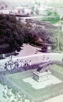 Памятник «Пушка» на Приморском бульваре. Слайд № 4 из набора цветных слайдов «Одесса». Конец 1960-х гг.