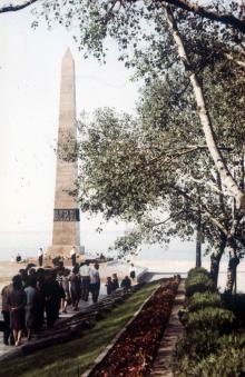 Памятник Неизвестному матросу. Слайд № 22 из набора цветных слайдов «Одесса». Конец 1960-х гг.