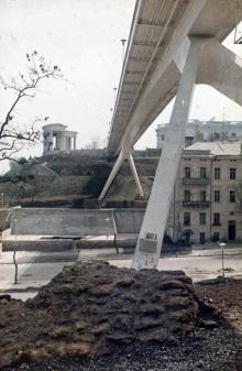 Новый пешеходный мост. Диапозитив из набора «Город у Черного моря». 1974 г.
