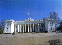 Здание горсовета на Думской площади. Фотография в альбоме «Одесса: паспорт города». 1997 г.