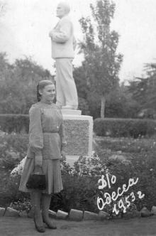 Памятник Ленину в доме отдыха облинстрахкассы. Одесса. 1953 г.