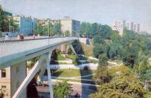 Одеса. Пішохідний міст на Комсомольскому бульварі. Фото Р. Якименка. Поштова картка