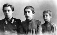 Велимир Хлебников, Александр Хлебников и Коля Рябчевский. Конец 1900-х