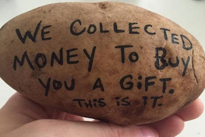 Американский бизнесмен продает картофель с посланиями