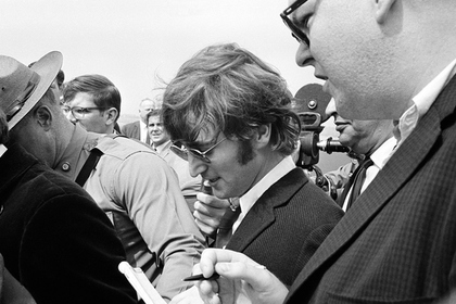 Джон Леннон в аэропорту Бостона в 1966 году