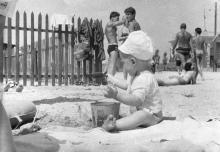 На пляже в Лузановке. Одесса. 1960-е гг.