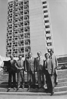 Руководители ОПЗ перед зданием заводоуправления. 1978 г.