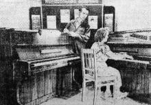 Пианино Одесской музыкальной фабрики нового образца. Фото М. Гледа в газете «Чорноморська комуна». 21 июня 1956 г.