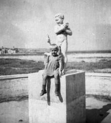 Куяльницкий курот. Скульптура в бассейне бывшего фонтана. Одесса. 1950-е гг.