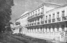 Один из корпусов санатория № 3 «Аркадия». Фото в книге «Здравницы Одесского курортного района», 1957 г.