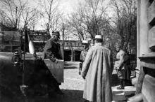 Французский генерал д’Ансельм возле железнодорожного вокзала, 1919 г.