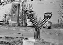 Проспект Добровольского (уходит направо), слева Николаевская (с 1996 г. Южная) дорога, на месте указателя установлен памятник Суворову, 1970-е годы