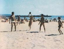 Одесса, на пляже в Лузановке. Фото из брошюры «Пляжи Одессы». 1983 г.