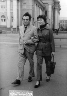 Одесса, у железнодорожного вокзала Я.Ю. Бардах с женой, 1983 г.