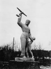 Скульптура «Летчица» в парке Ильича