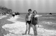 Одесса, на пляже на 8-й станции Фонтана, фотограф Борис Владимирович Зозулевич 1956 г.