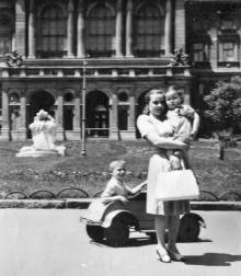 Одесса, возле фонтана «Молодость» у Оперного театра. 1950-е гг.