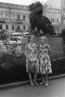 Одесса, в городском саду у скульптуры льва. 1962 г.