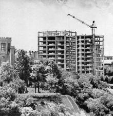 Строительство высотных зданий на Комсомольском бульваре. Фото в брошюре «Одесса с моря». 1970 г.
