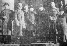 Группа собравшихся гостей у входа в публичную библиотеку, в день торжественного открытия. Фотограф В. Зегаус, публикация в газете «Молва» 11 февраля 1943 г.