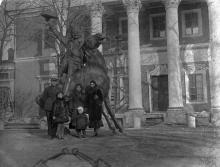 Во дворе Одесского художественного музея. 30 ноября 1932 г.