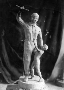 Одесса. В мастерской скульптора Татьяны Николаевны Стась-Скляровой макет скульптуры, 1930-е годы