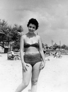 Одесса. Берта Ефимовна Гаузнер на пляже в Лузановке.1960 г.