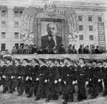 На площади имени Октябрьской революции в Одессе. Фотограф Я. Левит. Газета «Знамя коммунизма», 11 ноября 1957 г.