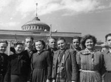 Группа молодых рабочих на перроне Одесского вокзала в день отъезда на Донбасс. Левит. 23.05.56 г. (1006)