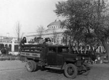 Грузовые такси у Одесского вокзала развозят колхозников с продуктами на рынки города. 3.XI.53 г. Левит (158)