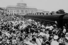 Встреча группы моряков «Туапсе» на перроне Одесского вокзала. 17.08.1955 г. фото А. Фатеева (4042)