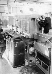 Слесари-сборщики завода «Кинап» И. Олишинский и Л. Давидовский готовят гидротипные машины для отправки. 1958 г.