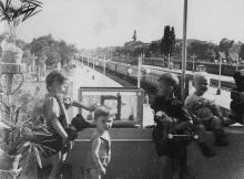 На балконе комнаты матери и ребенка Одесского пассажирского вокзала. 1953 г. Одесса, Левит (137)