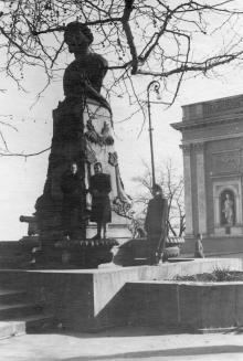 Одесса, у памятника Пушкину. 1950-е гг.