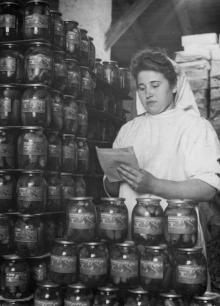 На складе готовой продукции консервного завода им. Ворошилова. 1955 г. Одесса, Белозеров (73)
