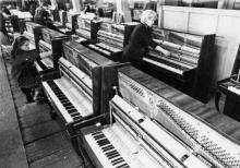 Участок сборки пианино «Отрада» на фабрике музыкальных инструментов. г. Одесса, 1982 г. И. Павленко (11693)