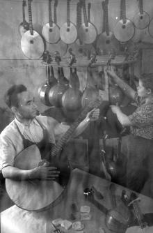 На Одесской фабрике музыкальных инструментов. Одесса, 1958 г. (4633)