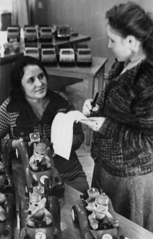 Л. Благодар (слева) – сборщица детских игрушек и инженер-технолог Е. Игнатьева проверяют качество новых игрушек «Багги с волком» п/о «Черноморская игрушка». г. Одесса, 1980 г. И. Павленко (13166)