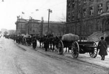 Румынские артиллеристы идут к железнодорожному вокзалу. Привокзальный переулок, Одесса. 1941 г.