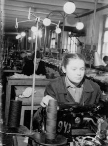 Комсомолка Одесской 2-й обувной фабрики Н. Бодо овладела классификацией машиниста-заготовщика. Фото Подберезского. 30 декабря 1954 г.