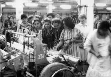 Узбекские гости осматривают ткацкий цех Одесской фабрики технических тканей. г. Одесса июль 1987 В. Курицын (10240)