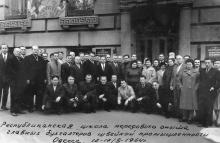 Перед входом на швейную фабрику им. Воровского, ул. Гарибальди, Одесса. 1964 г.