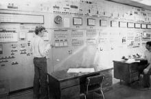 слева направо: Потеряев – старший оператор, Карлушин – старший машинист Одесского припортового завода. 20 августа, 1982 г.