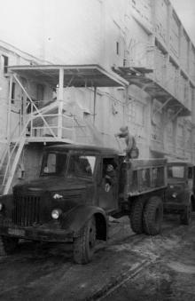 Отгрузка суперфосфата с завода. г. Одесса, 1956 г. (4698)