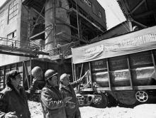 Эшелон со сверхплановым минеральным удобрением на погрузочной площадке суперфосфатного завода. г. Одесса, 1978 г. И. Павленко (13302)
