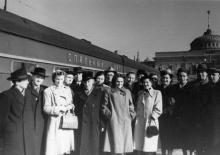 Группа одесских туристов перед отъездом в Чехословакию на Одес. вокзале. 8.IV.56 г. Одесса Левит (948)