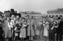 Прибывшие делегации КНР, ГДР, ФРГ на перроне вокзала. 8.V.56 г. Одесса Левит (985)